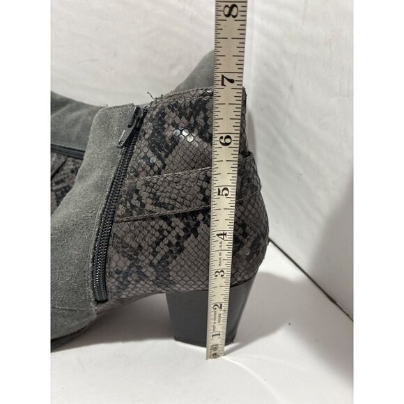 Vionic Naomi booties women’s Gray Suede Snake Print Ankle heels Buckle 8.5 - Picture 5 of 7